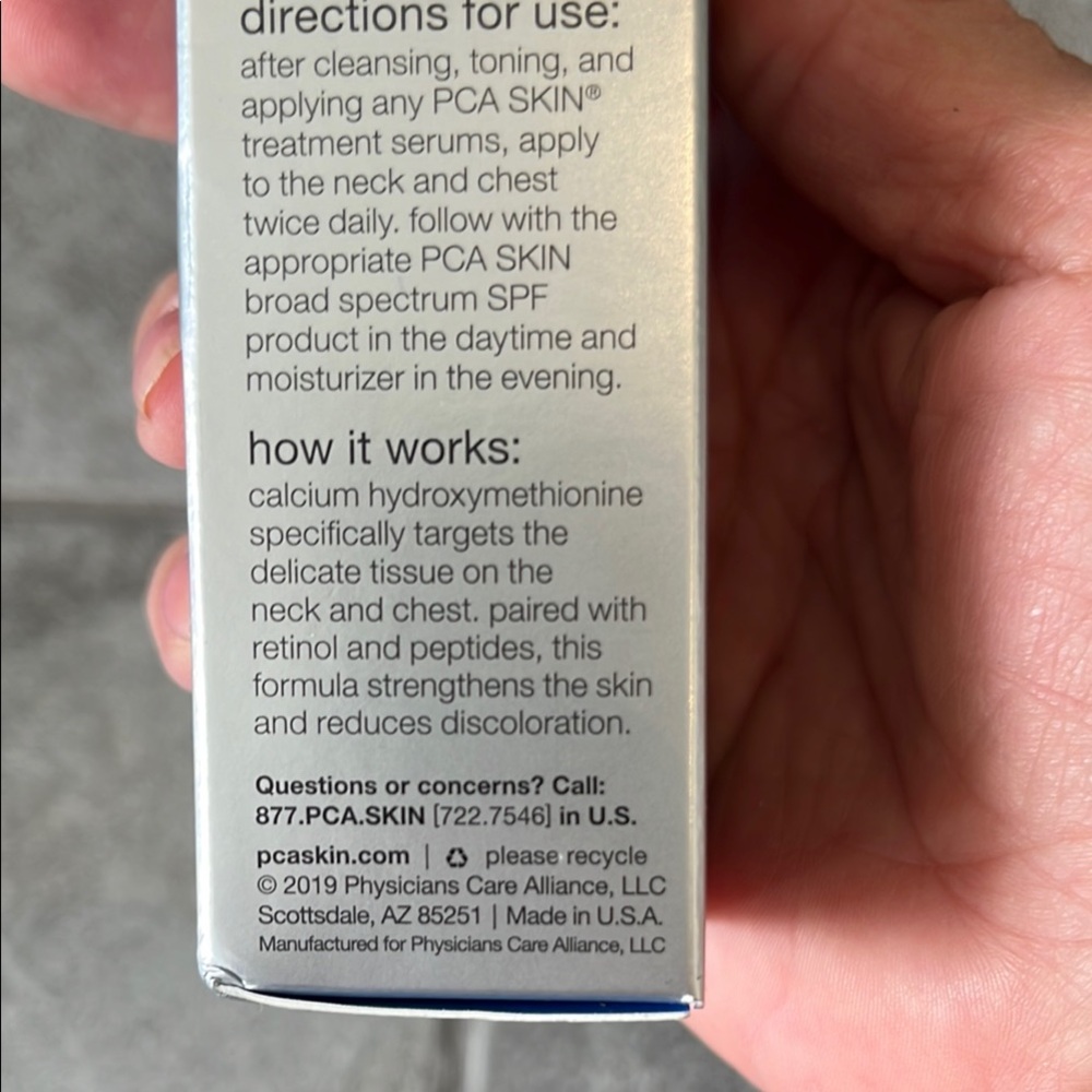 PCA Skin Perfecting Neck & Décolleté Cream - Picture 2 of 4